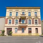 Crimson Charm Прага