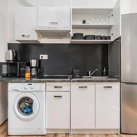 Crimson Charm * Praga