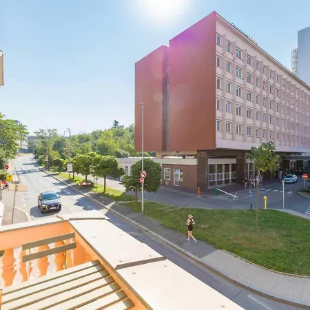 Crimson Charm * Praga